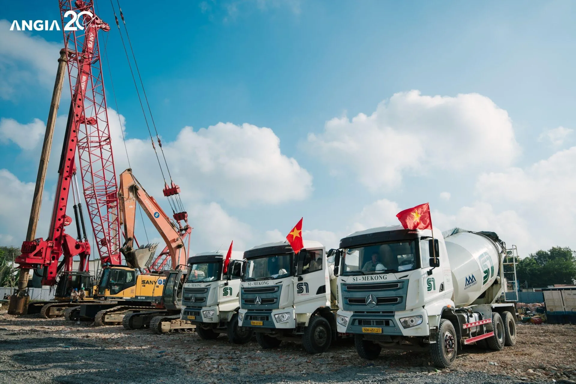 Xe bồn bê tông tập kết tại công trường
